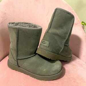 Girl classic UGG Boot in Grey